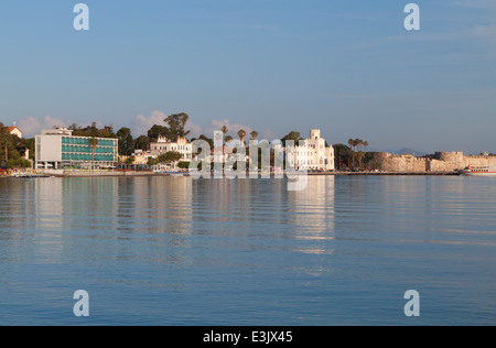 Le front de mer de la capitale de l'île de Kos en Grèce Banque D'Images