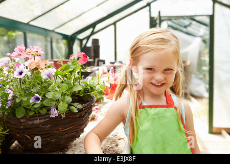 Fille Plants in Greenhouse Banque D'Images