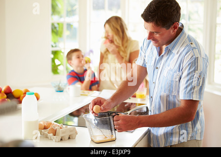 Père de la préparation d'un déjeuner en famille dans la cuisine Banque D'Images