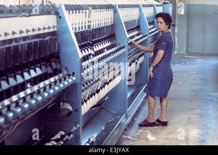 Femme dans une usine textile,70's Banque D'Images