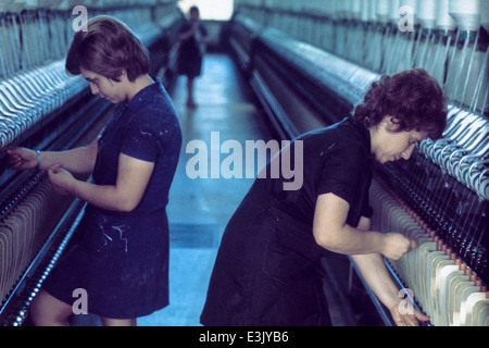 Les femmes travaillant dans une usine textile ,70's Banque D'Images