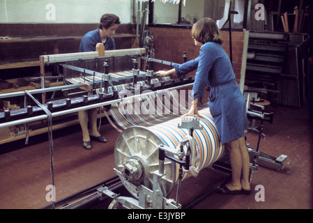 Les femmes travaillant dans une usine de textile,70's Banque D'Images