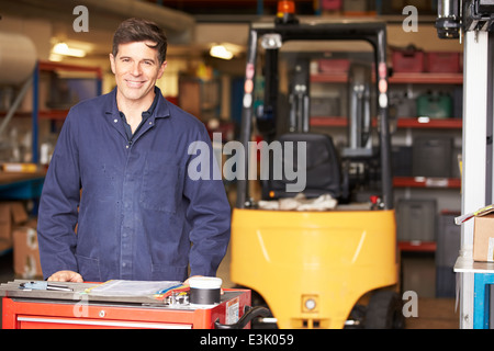 Portrait de l'ingénieur en usine permanent Banque D'Images