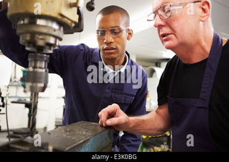 Apprenti ingénieur Enseignement d'utiliser la machine de fraisage Banque D'Images