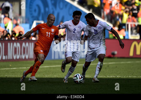 Sao Paolo, Brésil. 23 Juin, 2014. Arjen Robben (11), Eugenio Mena (2) et Gonzalo Jara (18) lors du match # 36 de la Coupe du Monde de 2014, entre les Pays-Bas et le Chili, ce lundi 23 juin, à Sao Paulo, Brasil Crédit : Gustavo Basso/NurPhoto ZUMAPRESS.com/Alamy/Live News Banque D'Images