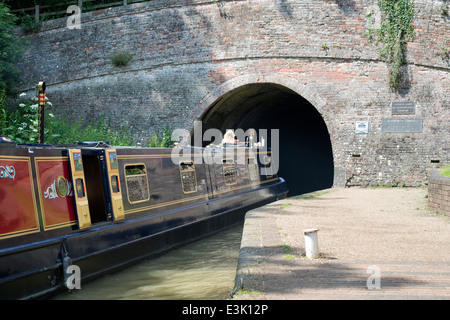 Grand classique sur le Grand Union Canal, à Stoke Bruerne Blisworth entrant dans le tunnel. Le Northamptonshire. L'Angleterre Banque D'Images