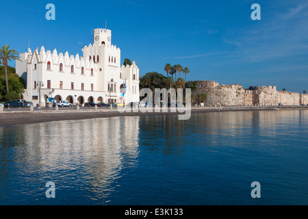 Le front de mer de la capitale de l'île de Kos en Grèce Banque D'Images