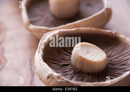 Trois champignons portobello rustique sur une planche à découper Banque D'Images