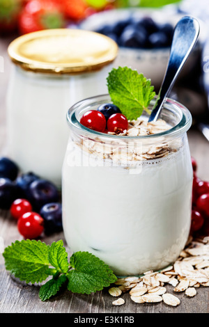 Petit-déjeuner sain - yaourt au muesli et fruits rouges - santé et alimentation concept Banque D'Images