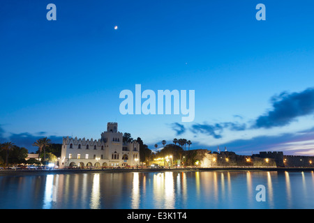 Le front de mer de la capitale de l'île de Kos en Grèce Banque D'Images