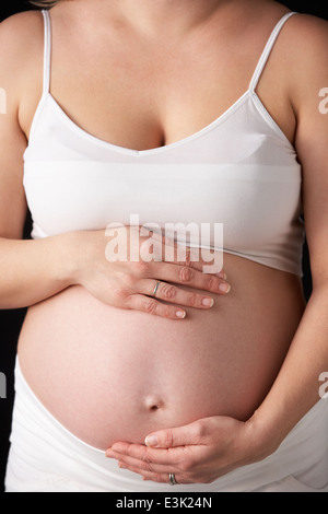 Portrait de femme enceinte sur fond noir Banque D'Images
