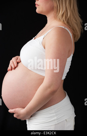 Portrait de femme enceinte sur fond noir Banque D'Images