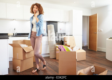 Woman Moving into New Home Talking On Mobile Phone Banque D'Images