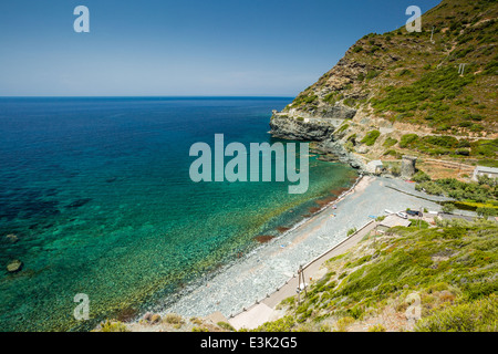 La plage et la tour génoise à Negru sur la côte ouest du Cap Corse en Corse Banque D'Images