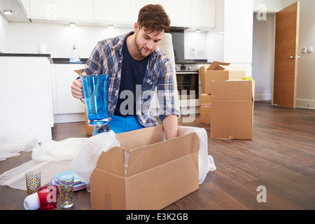 L'homme dans de nouveaux pays et à l'Unpacking Boxes Banque D'Images