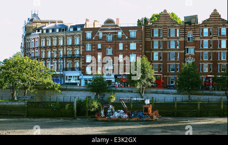 Appartements le long de rive sud de la Tamise à Putney Bridge Londres Angleterre Europe Banque D'Images