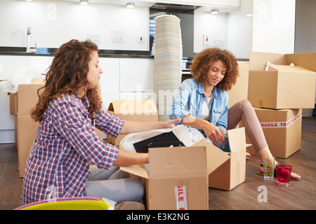 Deux femmes dans de nouveaux pays et à l'Unpacking Boxes Banque D'Images