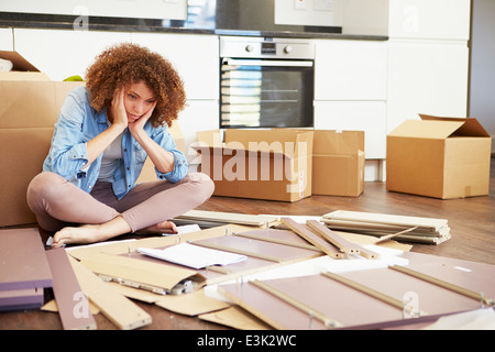 Frustrated Woman Putting Ensemble de meubles à assembler soi-même Banque D'Images