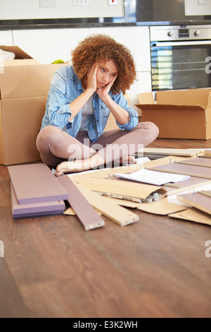 Frustrated Woman Putting Ensemble de meubles à assembler soi-même Banque D'Images