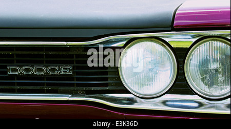 1969 Dodge Coronet pourpre et les projecteurs de calandre avant 2014 Autokarna Wollaton Park Nottingham East Midlands, Angleterre Europe Banque D'Images