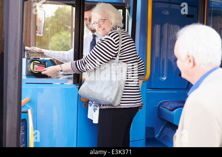 Couple à l'aide d'autobus et d'embarquement Banque D'Images