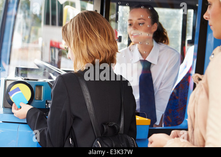 L'embarquement et à l'aide de Bus femme col Banque D'Images