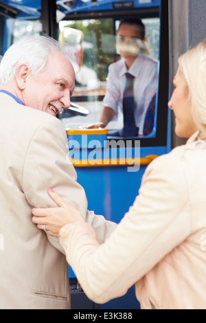 Femme Homme Senior aidant à Bus Conseil Banque D'Images