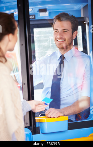 L'embarquement et à l'aide de Bus femme col Banque D'Images