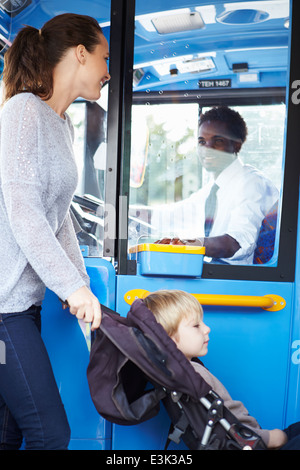 Mère avec enfant en poussette Bus d'embarquement Banque D'Images