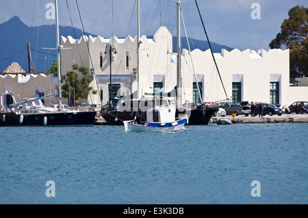 Bateau de pêche traditionnel de la voile dans le port de Kos, Kos Town, Kos, Grèce Banque D'Images