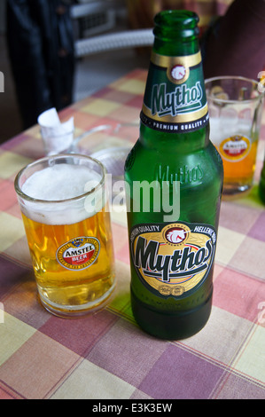 Un verre de bière grec Mythos sur un bar sur Kos, Grèce Banque D'Images