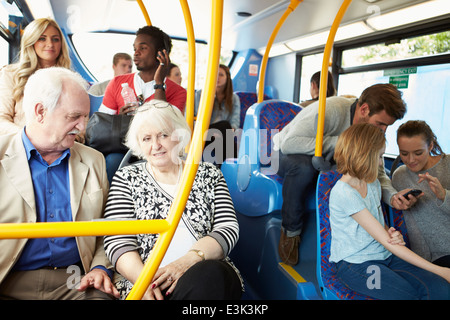 Intérieur de l'autobus avec les passagers Banque D'Images