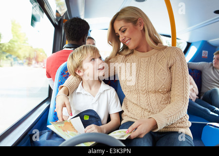 La mère et le fils d'aller à l'école sur l'ensemble du bus Banque D'Images