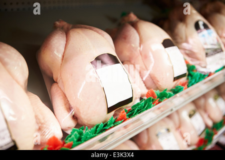 Affichage des poulets frais en boucherie Banque D'Images