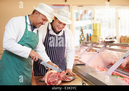 Apprenti Boucher Enseigner comment préparer la viande Banque D'Images