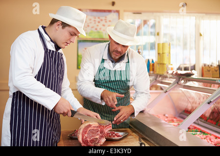 Apprenti Boucher Enseigner comment préparer la viande Banque D'Images