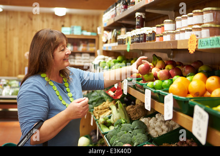 La clientèle féminine au comptoir de vente à la ferme de légumes Banque D'Images