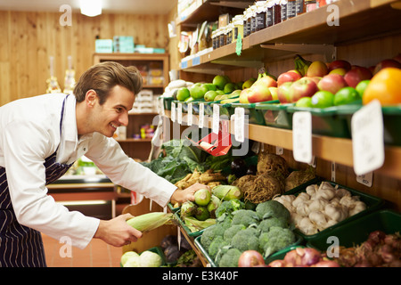 Les ventes de légumes à l'homme sous-Comptoir de magasin de ferme Banque D'Images