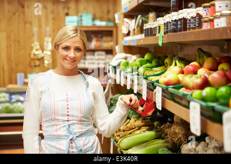 Female Sales Assistant au comptoir de vente à la ferme de légumes Banque D'Images