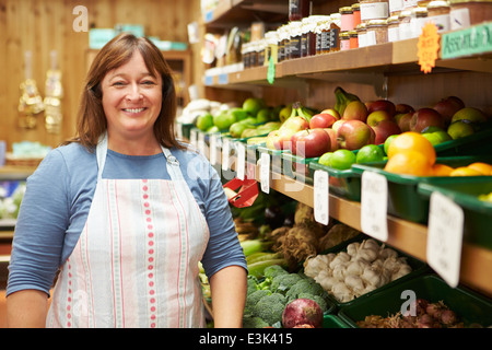 Female Sales Assistant au comptoir de vente à la ferme de légumes Banque D'Images