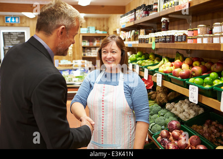 Directeur de banque Rencontre avec femme propriétaire de magasin de ferme Banque D'Images