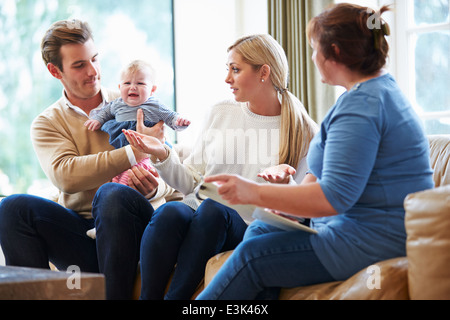 Travailleur social de rendre visite à sa famille avec jeune bébé Banque D'Images