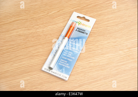 Un système électronique (Electronic Cigarette jetable e-cigarette) dans son emballage d'origine utilisées pour cesser de fumer Banque D'Images