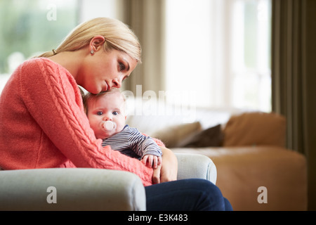 Mère souffrant de dépression post-natale Banque D'Images