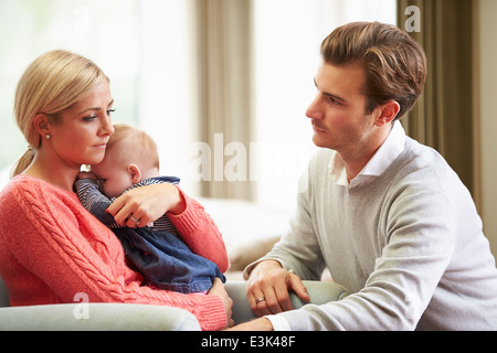 Couple avec femme souffrant de dépression post-natale Banque D'Images