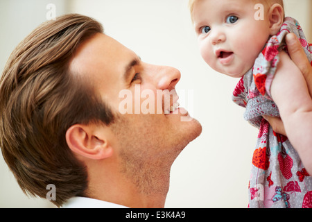 Close Up of Father Holding Baby Daughter Banque D'Images