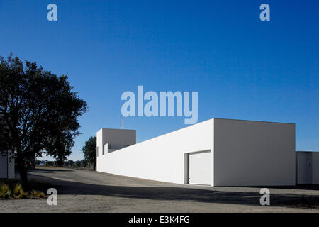 Maison à Valadas, Montemor-o-Novo, Montemor-o-Novo, au Portugal. Architecte : Carrilho da Graça, arquitecto, 2012. Façade extérieure pe Banque D'Images