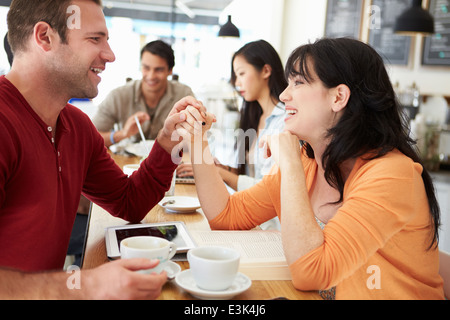 Rencontre couple romantique dans un café Banque D'Images