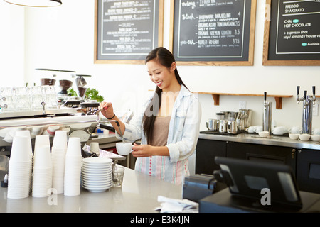 Femme propriétaire de Coffee Shop Banque D'Images