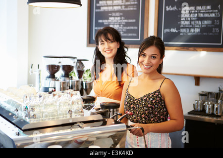 Le personnel féminin dans les Coffee Shop Banque D'Images